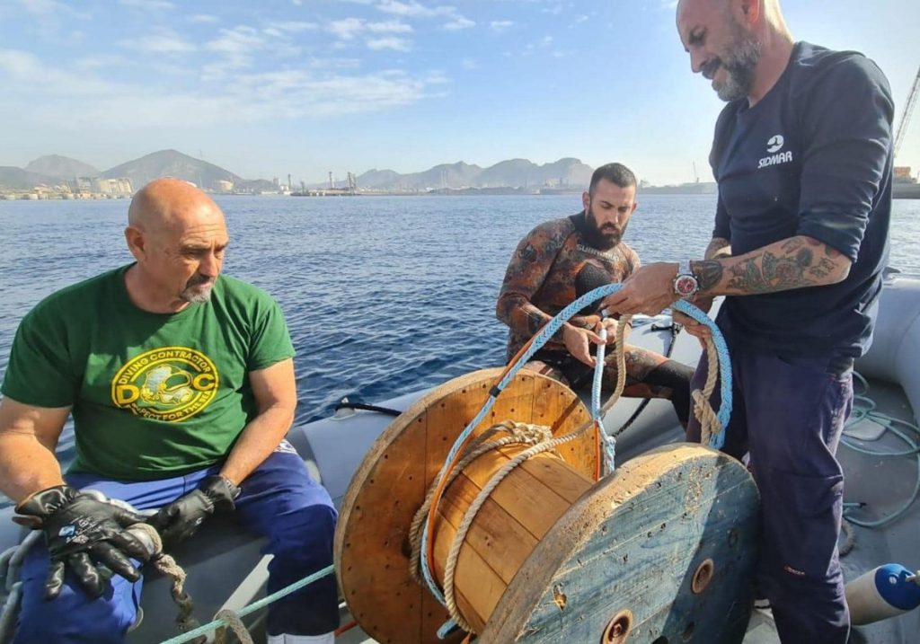 Tres técnicos y submarinistas preparan en una zódiac la instalación de los hidrófonos, en una foto del pasado miércoles